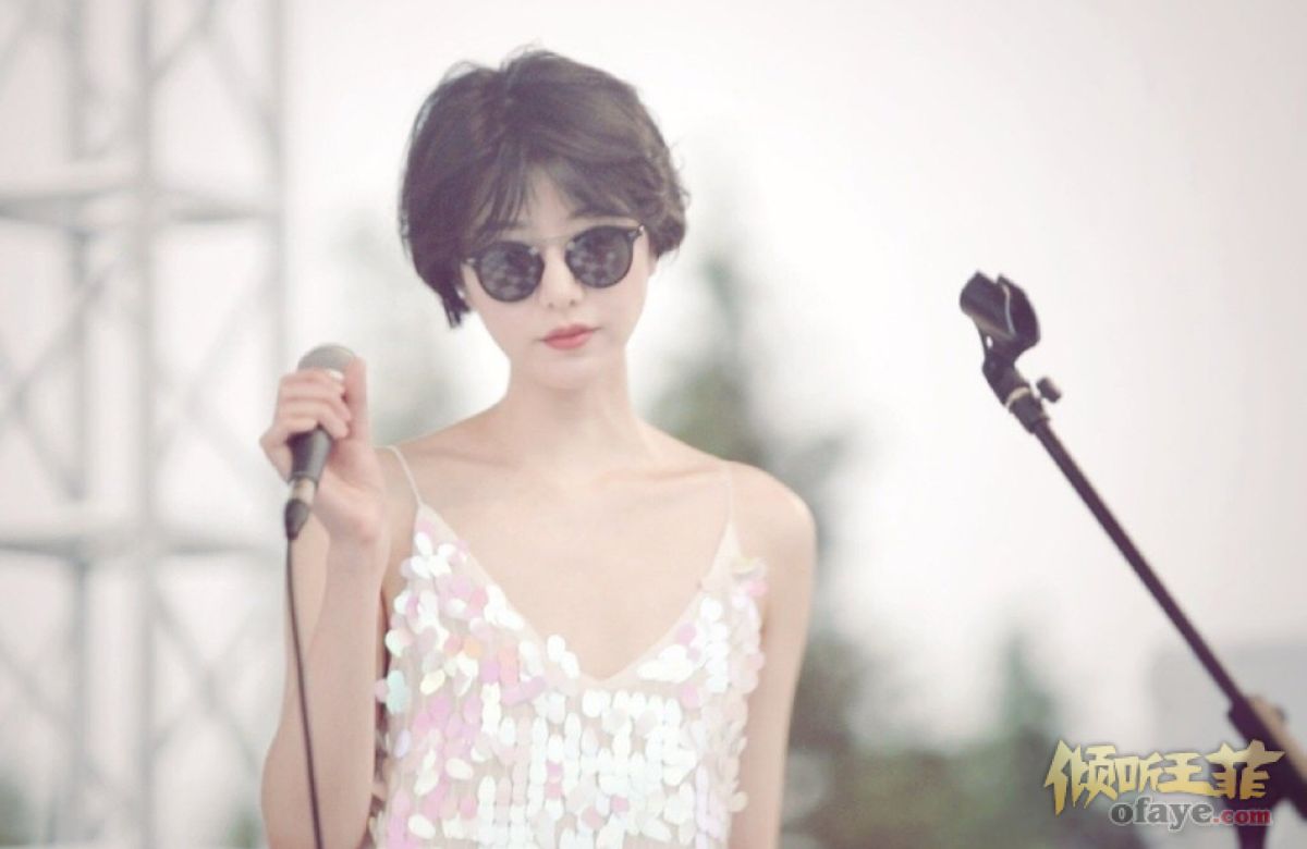 组图：李亚鹏女友晒音乐节近照穿亮片吊带裙站舞台上自信开唱