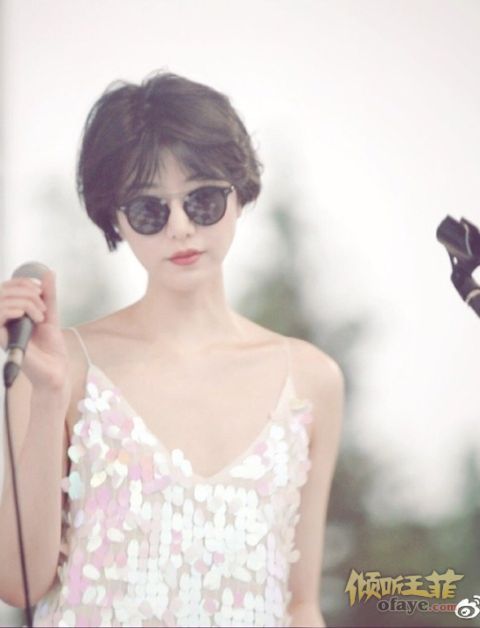 组图：李亚鹏女友晒音乐节近照穿亮片吊带裙站舞台上自信开唱