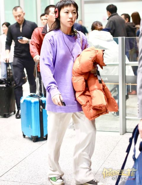 组图：王菲女儿窦靖童穿香芋紫卫衣现身坐机场观光车表情呆萌