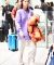 组图：王菲女儿窦靖童穿香芋紫卫衣现身坐机场观光车表情呆萌