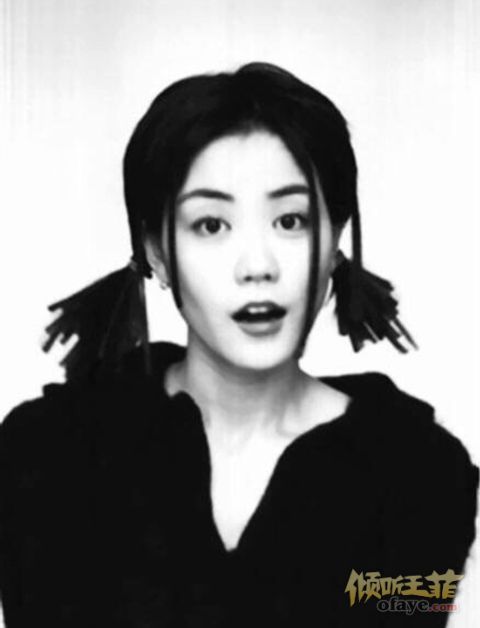 组图：王菲昔日黑白写真旧照曝光嘟嘴卖萌不停