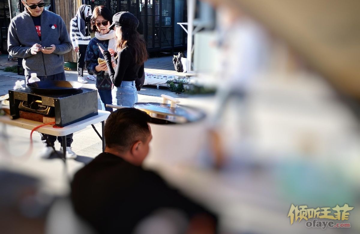 组图：网友偶遇李亚鹏李嫣大理度假父女俩逛集市手牵手超有爱