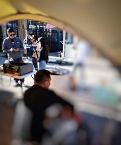 组图：网友偶遇李亚鹏李嫣大理度假父女俩逛集市手牵手超有爱