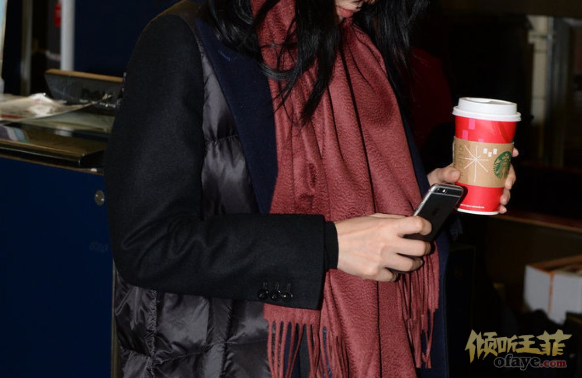 王菲谢霆锋同机返京 懒理张柏芝网传死讯