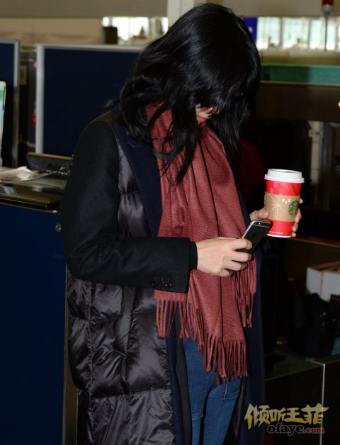 王菲谢霆锋同机返京 懒理张柏芝网传死讯