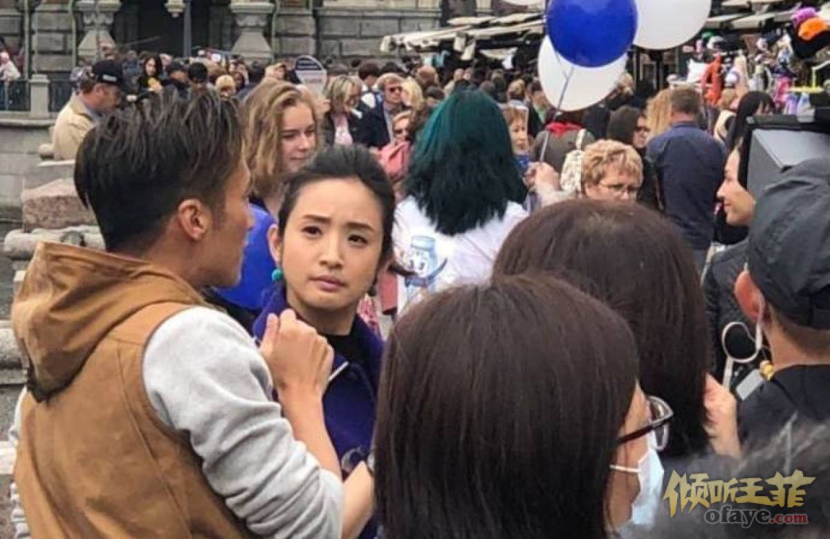 组图：网友偶遇谢霆锋林依晨！街头有说有笑拍游客照超随和