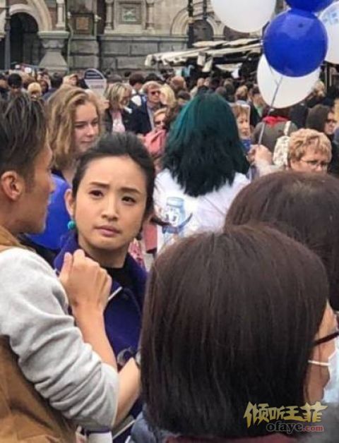 组图：网友偶遇谢霆锋林依晨！街头有说有笑拍游客照超随和