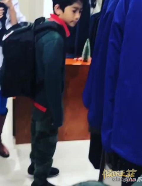 组图：张柏芝带大儿子买书包lucas酷劲十足超像谢霆锋