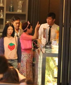 组图：谢霆锋母亲狄波拉粉裙头系蝴蝶结出街68岁身形保养良好