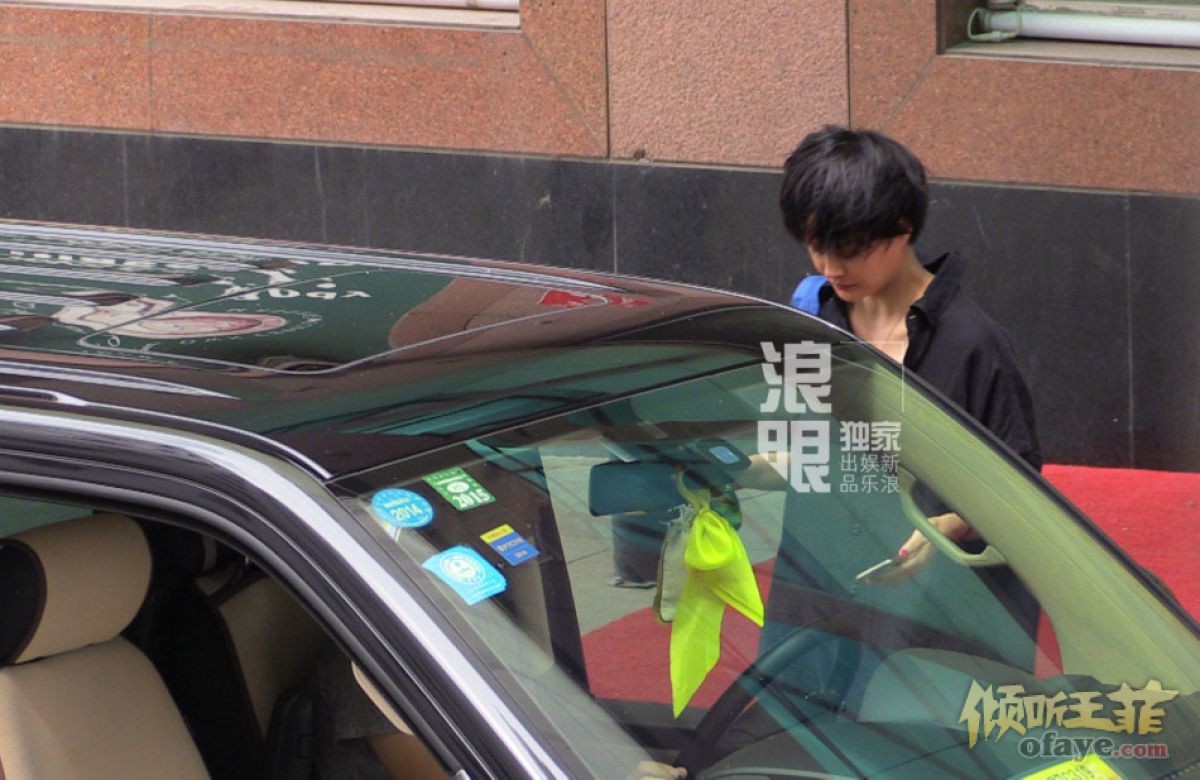 独家：王菲做按摩悠闲度日 小衫清爽性感