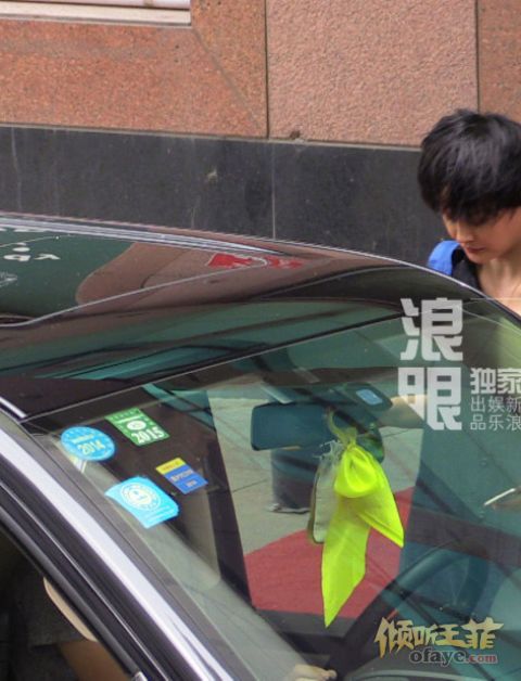 独家：王菲做按摩悠闲度日 小衫清爽性感