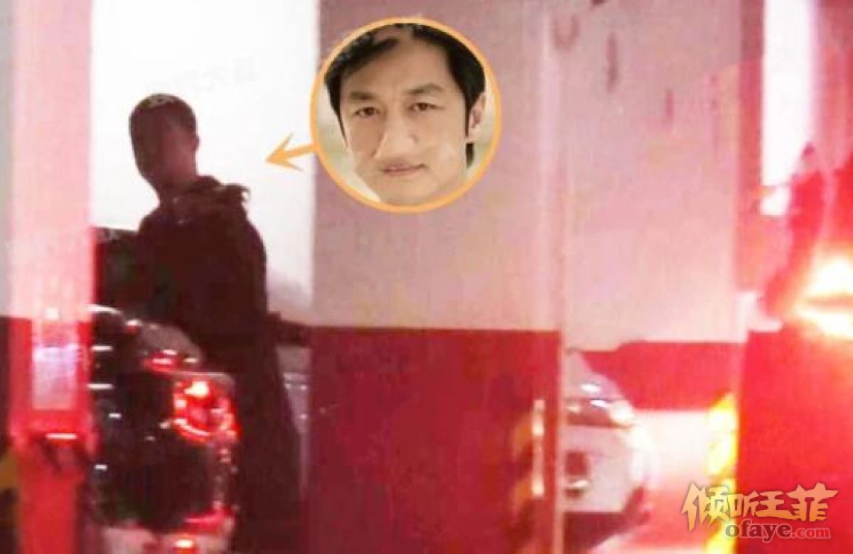 组图：李亚鹏新恋情疑似曝光与神秘女子深夜一同回家