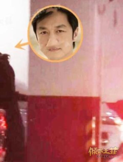 组图：李亚鹏新恋情疑似曝光与神秘女子深夜一同回家