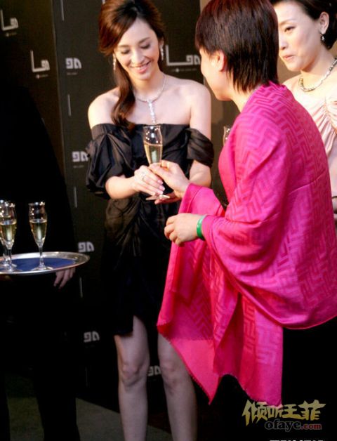 高清图：王菲周立波吴佩慈等齐贺杨澜店铺开张