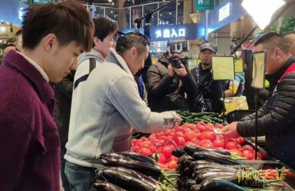 组图：多名网友偶遇谢霆锋白宇逛菜市场两人便装出行有说有笑