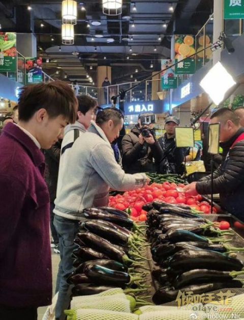 组图：多名网友偶遇谢霆锋白宇逛菜市场两人便装出行有说有笑