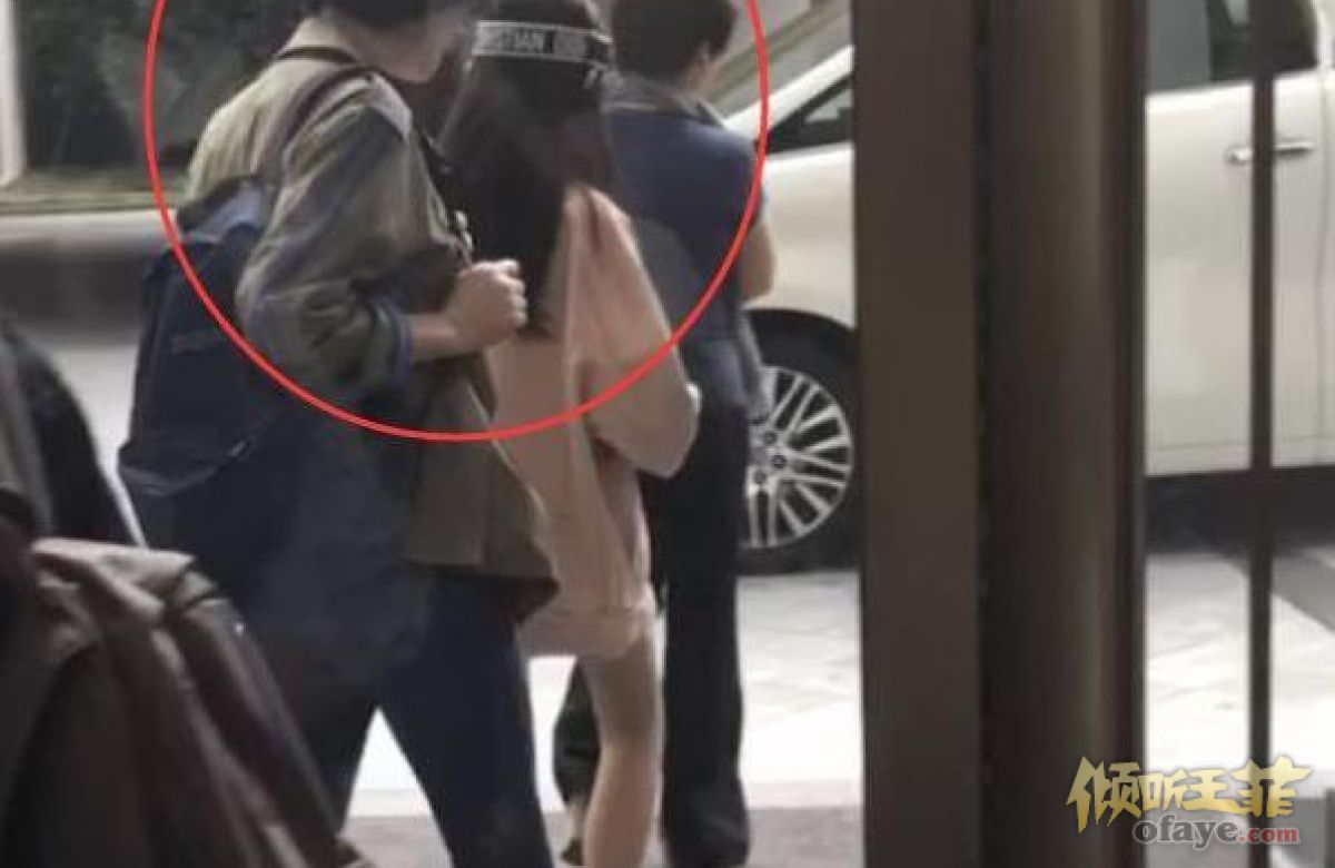 组图：王菲带李嫣小苹果购物曝星二代两个小时花费10万元