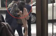 组图：王菲带李嫣小苹果购物曝星二代两个小时花费10万元