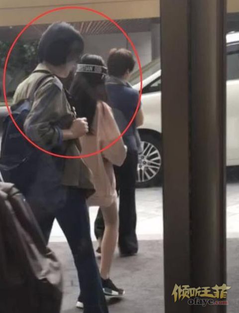 组图：王菲带李嫣小苹果购物曝星二代两个小时花费10万元