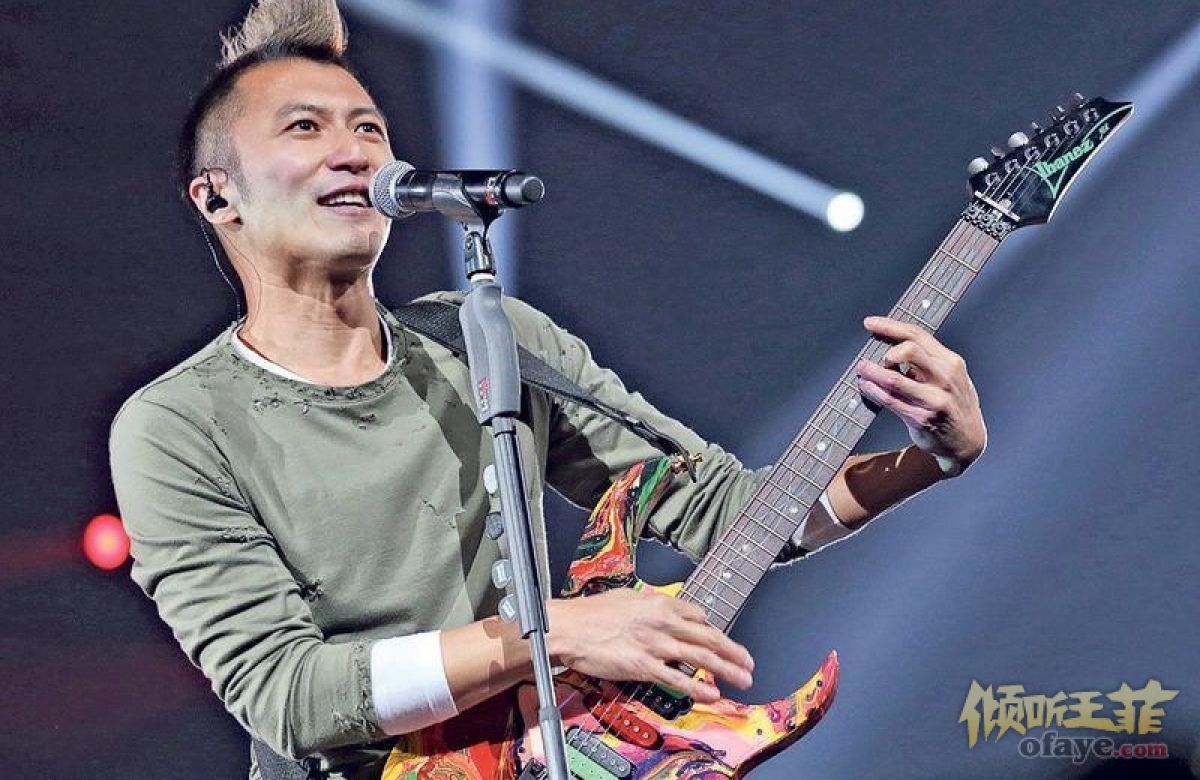 组图：谢霆锋重现18年前经典造型用熨斗烫鸡冠头超朋克