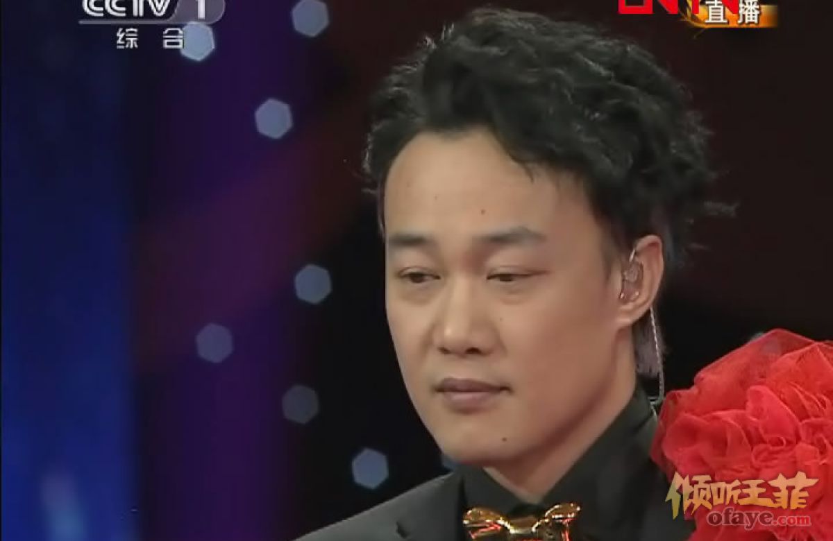 王菲携手陈奕迅亮相演唱《因为爱情》