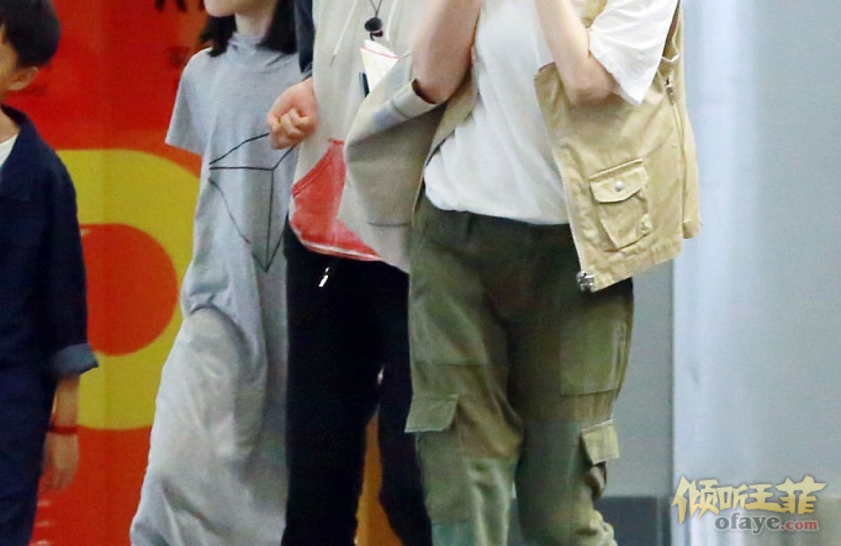 组图：48岁王菲携女现身难掩气场李嫣见偷拍表情淡定
