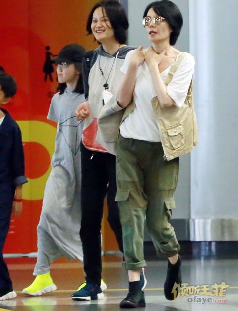 组图：48岁王菲携女现身难掩气场李嫣见偷拍表情淡定