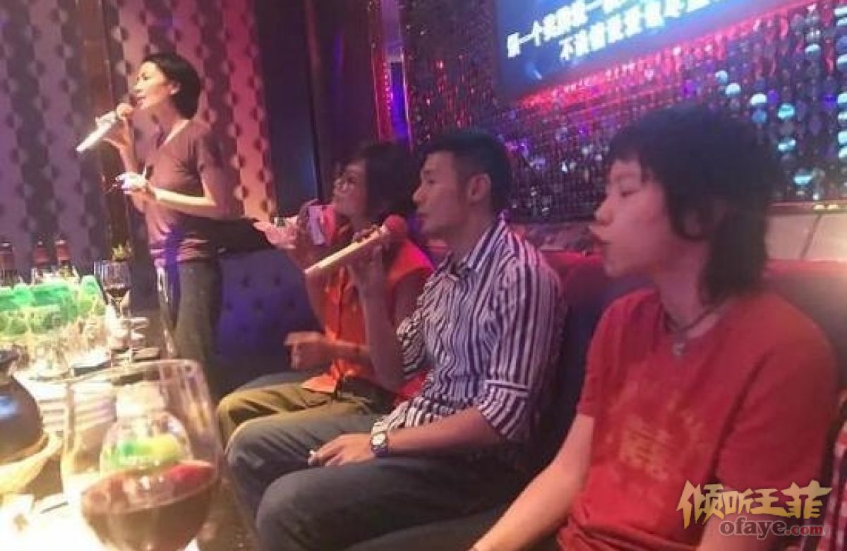 组图：原来明星也爱唱K！赵薇爆料王菲会当一整晚麦霸