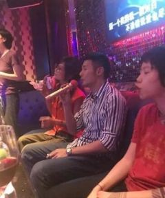 组图：原来明星也爱唱K！赵薇爆料王菲会当一整晚麦霸