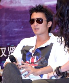 高清组图：谢霆锋宣传新剧撞旧爱王菲 同穿人字拖鞋