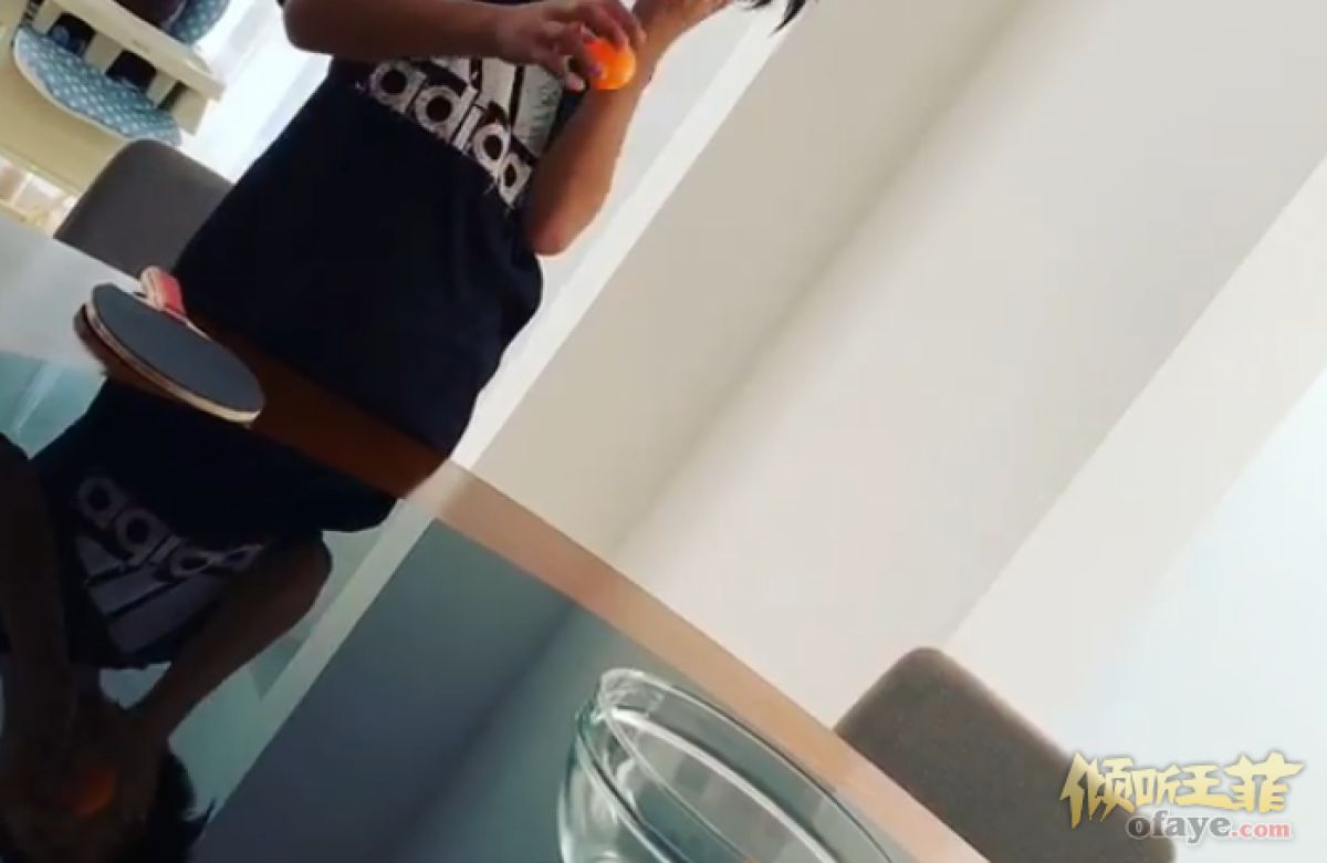 组图：张柏芝陪儿子玩乒乓球小Q屡投不中皱眉撇嘴表情超像谢霆锋