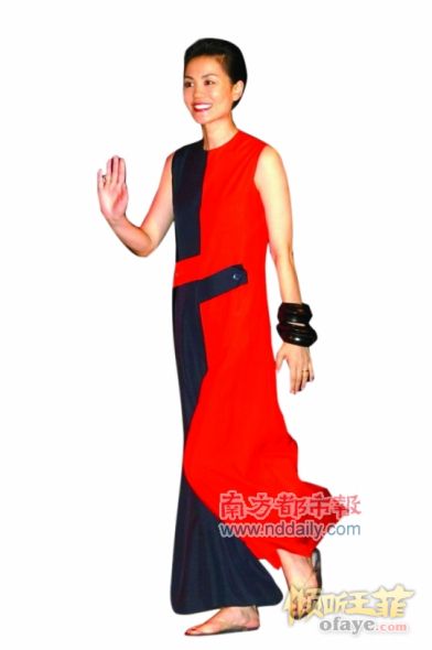 王菲复出延续女王范儿 透明人字拖穿出潇洒不羁