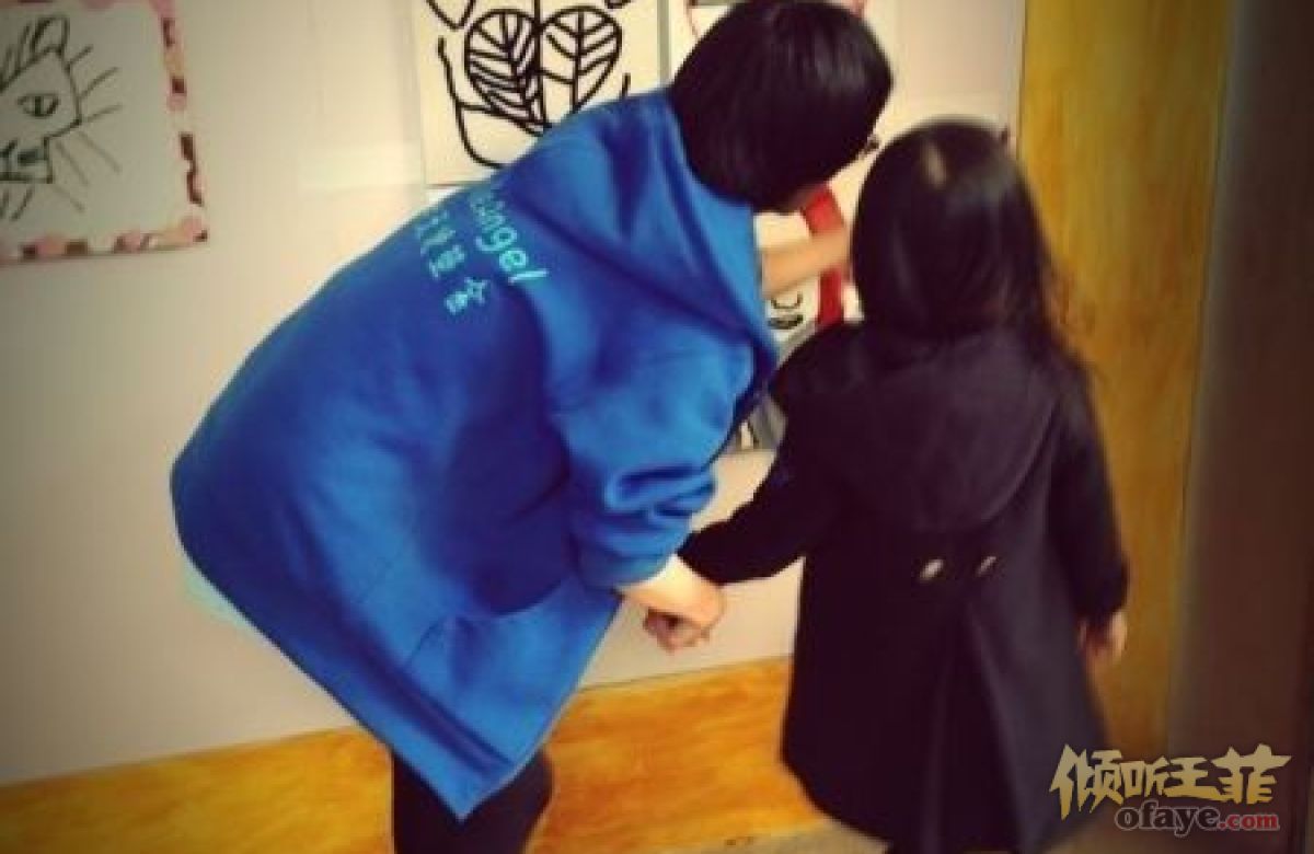 爱女李嫣首办画展 李亚鹏摸王菲大腿秀恩爱
