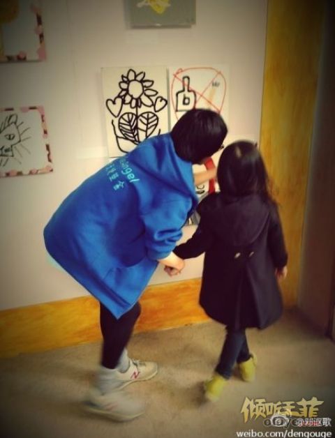 爱女李嫣首办画展 李亚鹏摸王菲大腿秀恩爱