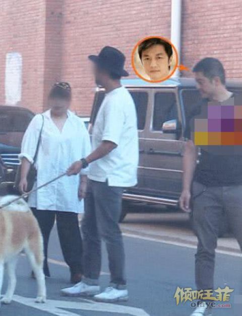 组图：李亚鹏无女友陪伴独自遛狗脸上皱纹明显疑彻底放弃保养
