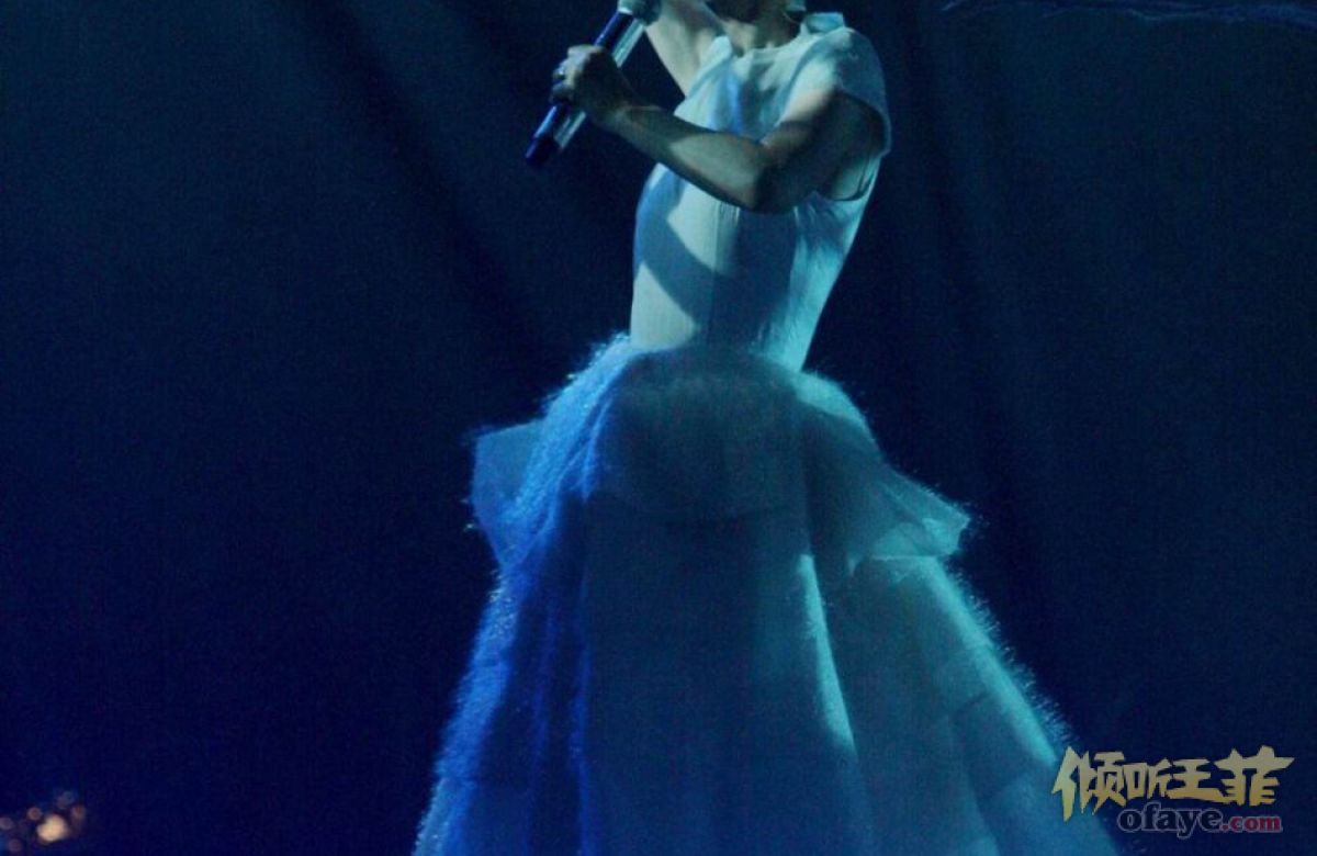 王菲白色浴巾装亮相造型独特 赵薇看台助阵