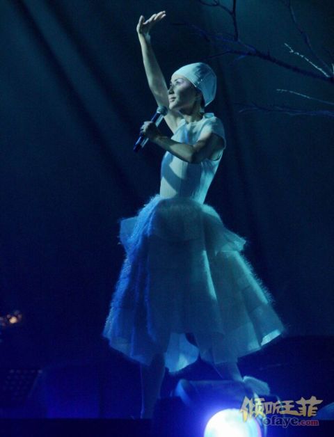 王菲白色浴巾装亮相造型独特 赵薇看台助阵