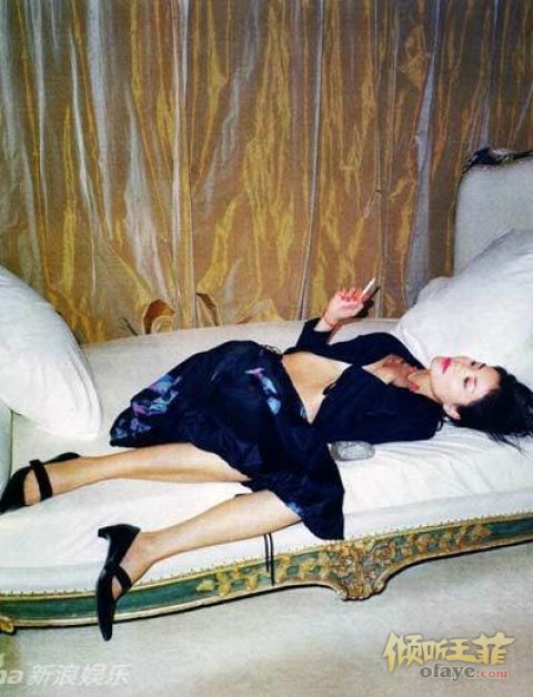 王菲14年前旧照曝光 慵懒卧床拈烟品酒