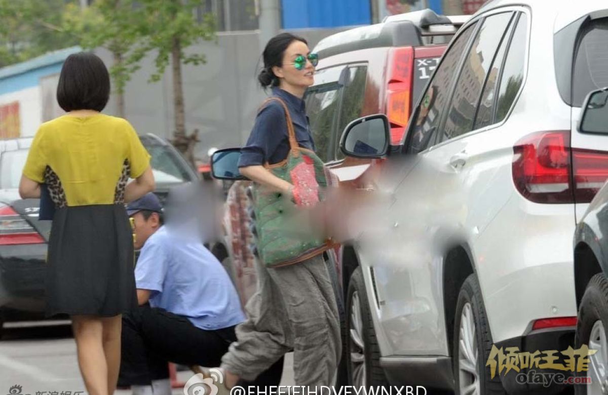 王菲做美容吃火锅 结婚纪念日前笑开怀