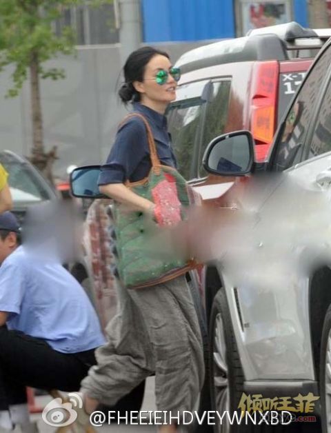 王菲做美容吃火锅 结婚纪念日前笑开怀