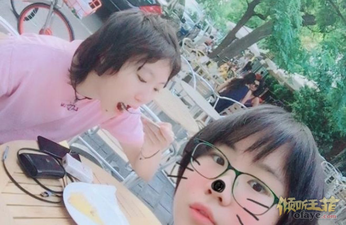 组图：窦靖童与妹妹搞怪自拍18岁窦佳嫄颜值高星范十足