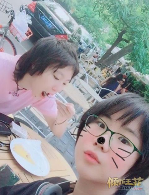 组图：窦靖童与妹妹搞怪自拍18岁窦佳嫄颜值高星范十足