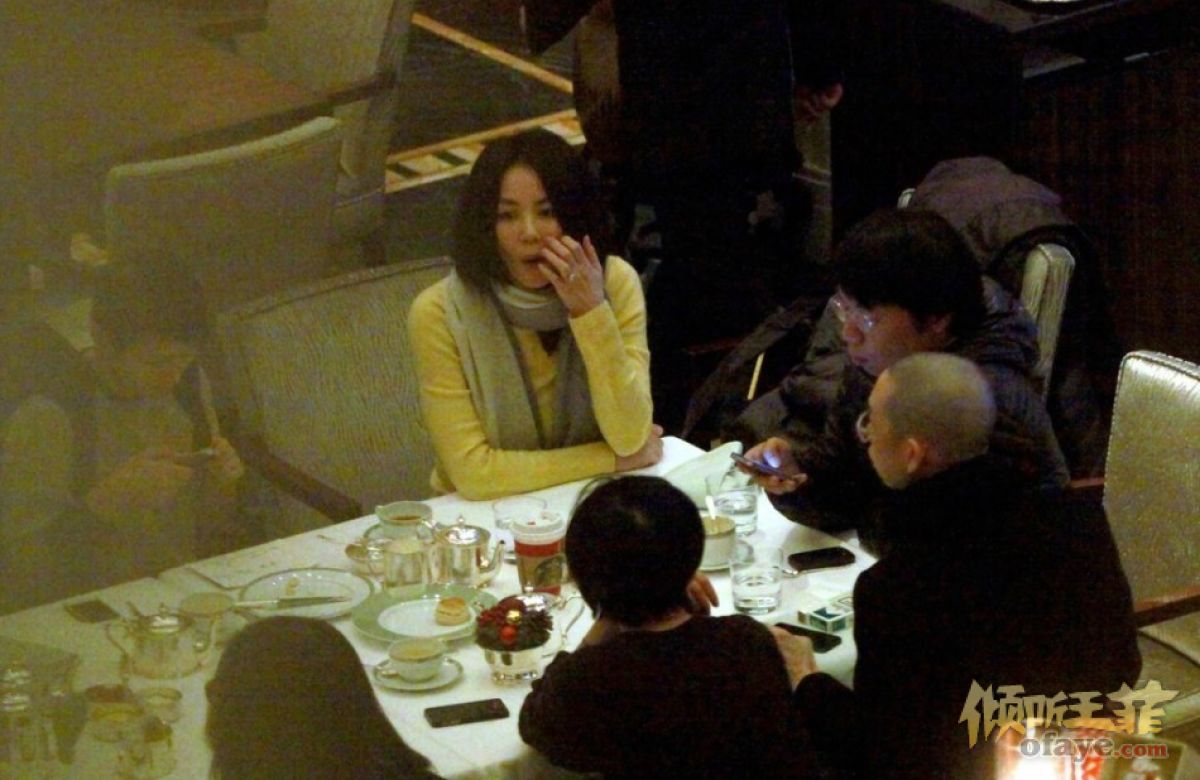 王菲会友无名指仍戴戒 传复出身价达千万
