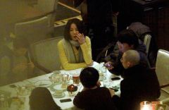 王菲会友无名指仍戴戒 传复出身价达千万