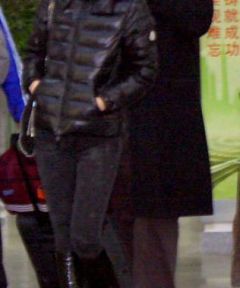 王菲现身上海机场 羽绒服皮靴保暖又摩登