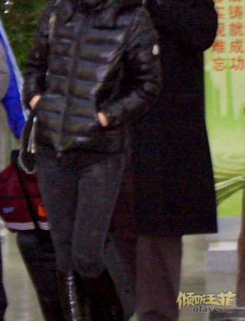 王菲现身上海机场 羽绒服皮靴保暖又摩登