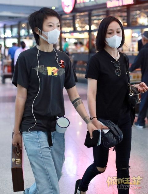 组图：窦靖童腰挎瓷缸造型拉风与周迅同框现身闺蜜情浓
