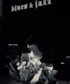 组图：李亚鹏女友凌晨晒美照手捧鲜花气质优雅神似王菲