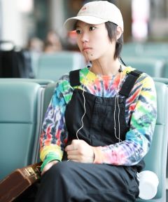 组图：窦靖童身着花T恤现身机场腰间挂杯子个性十足