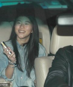 窦靖童与好友道别 手戴佛珠似随王菲信佛